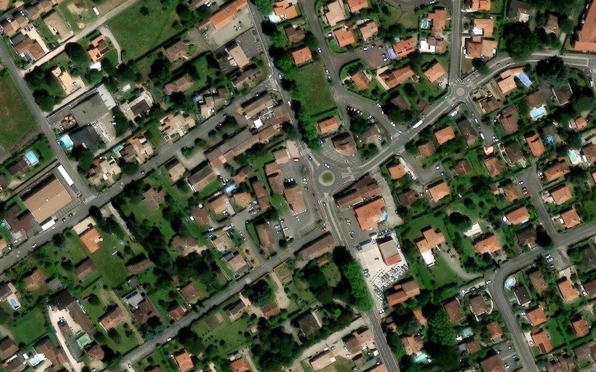 Vue aérienne : la boutique Lucyome, au rond-point de la route de Fronton à Aucamville.