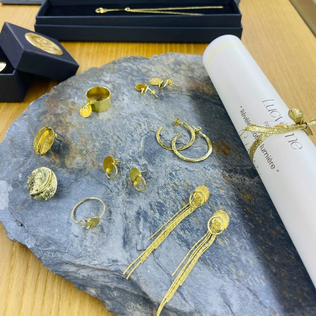 Bijoux dorés Lucyome sur support en pierre, créations artisanales de Toulouse