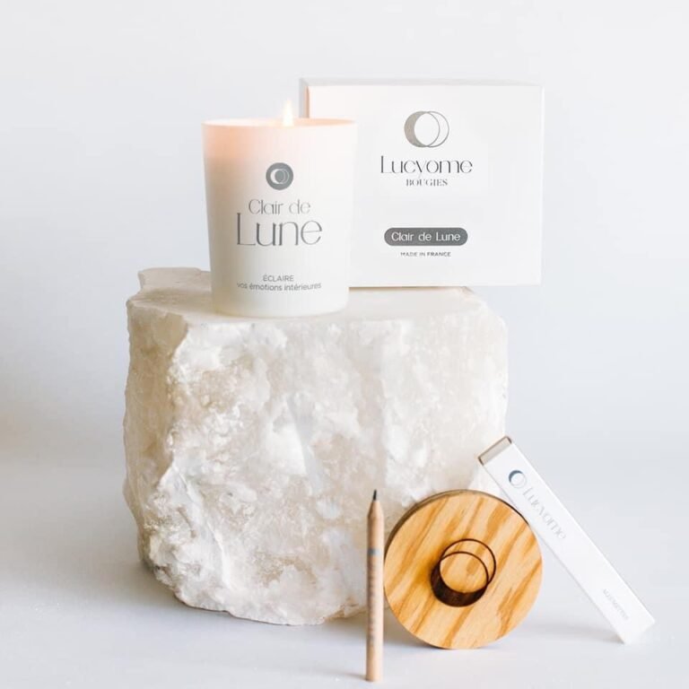 Bougie Clair de Lune Lucyome posée sur un cristal, création artisanale à Toulouse