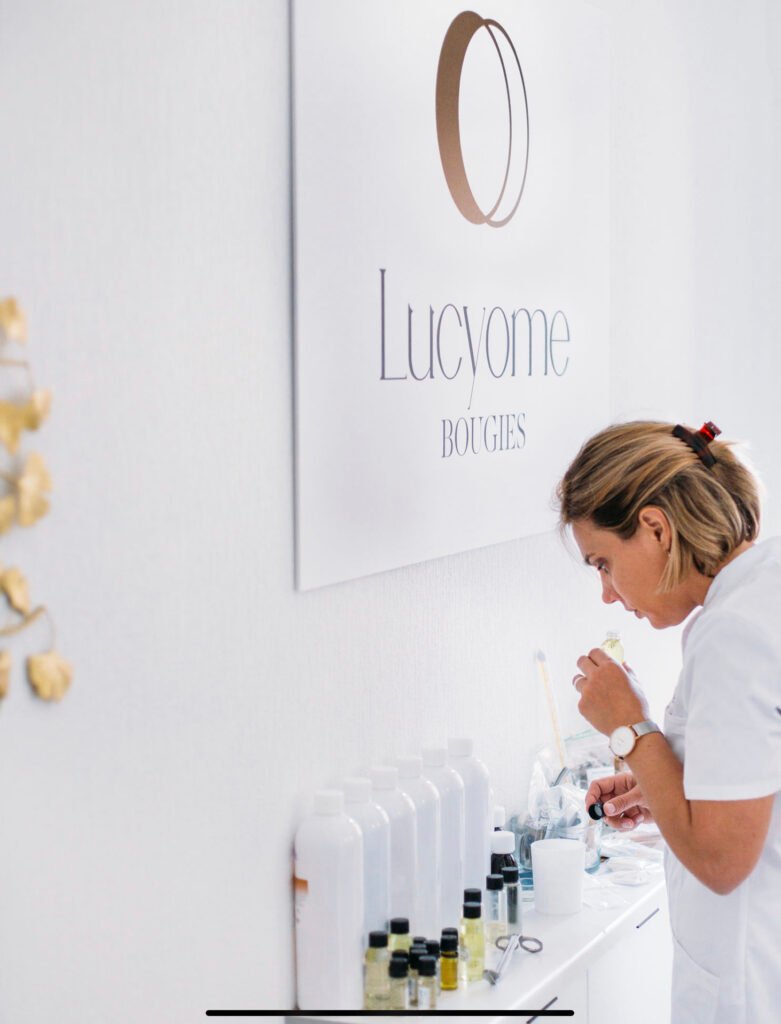Artisane préparant des bougies parfumées Lucyome dans l’atelier de Toulouse